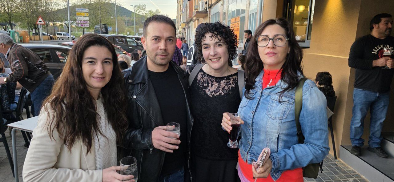 Grupo de personas en la inauguración del Bar Galápagos en Ponferrada