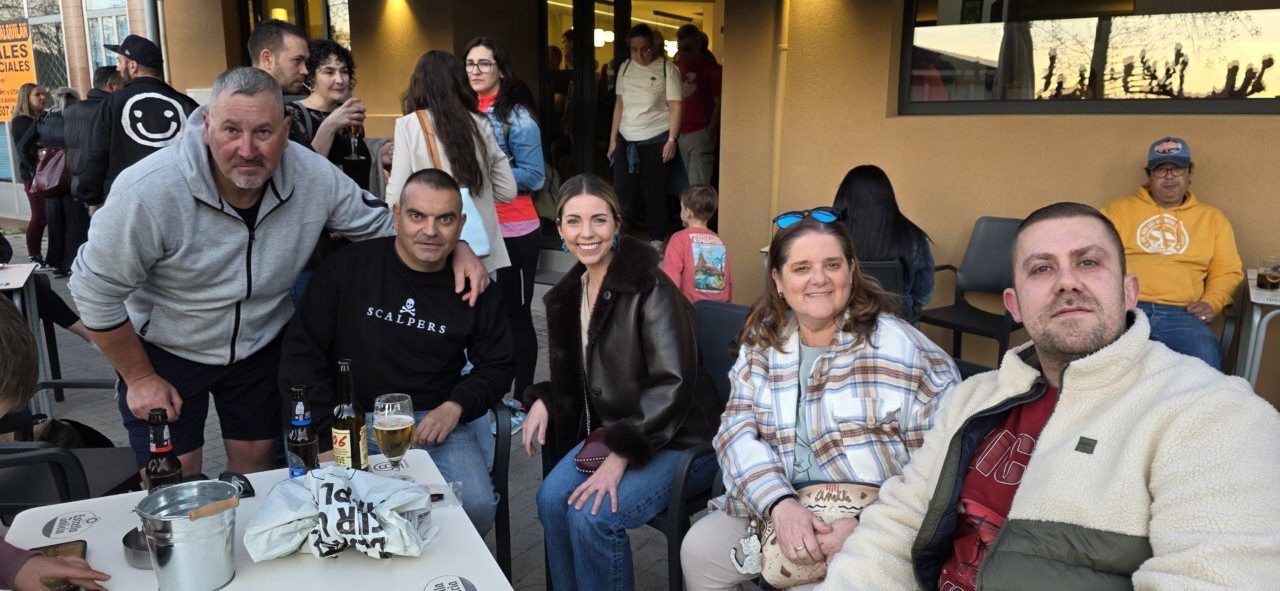Grupo de personas disfrutando en la inauguración del Bar Galápagos en Ponferrada