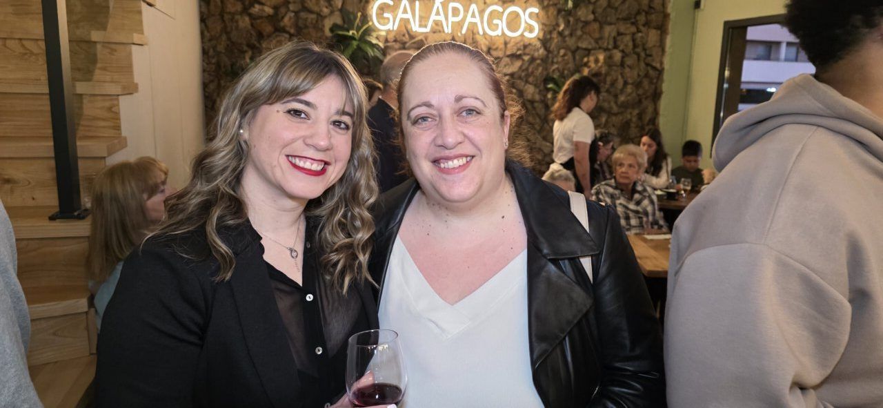 Dos mujeres sonrientes en la inauguración del Bar Galápagos en Ponferrada