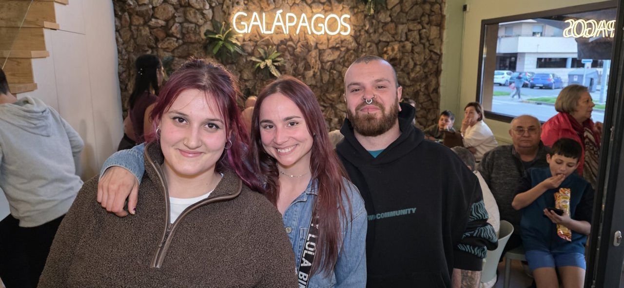 Grupo de personas sonriendo en la inauguración del Bar Galápagos.
