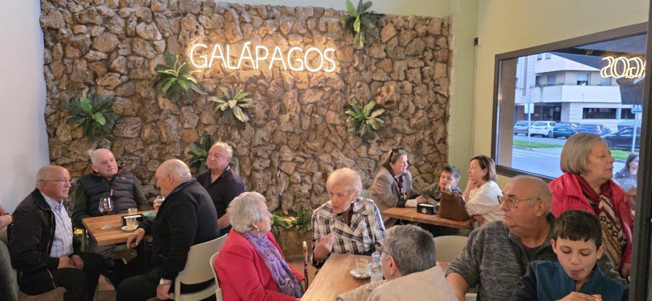 Inauguración del Bar Galápagos con clientes en Ponferrada