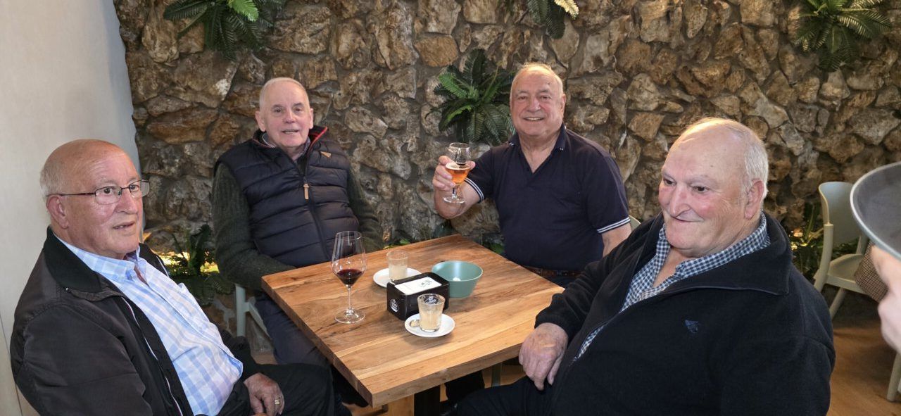 Cuatro hombres disfrutando de bebidas en el Bar Galapagos