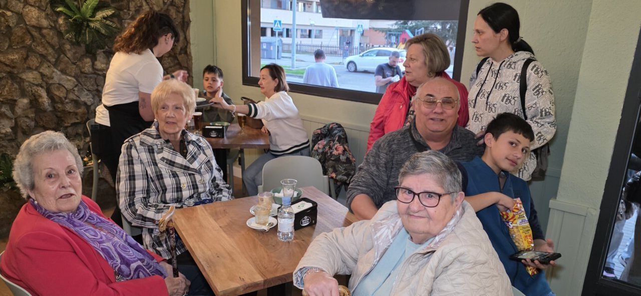 Grupo de personas en la inauguración del Bar Galapagos en Ponferrada.