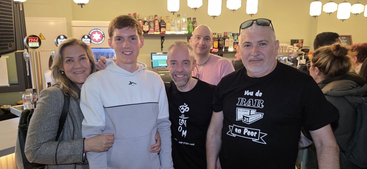 Grupo de personas en la inauguración del Bar Galápagos en Ponferrada