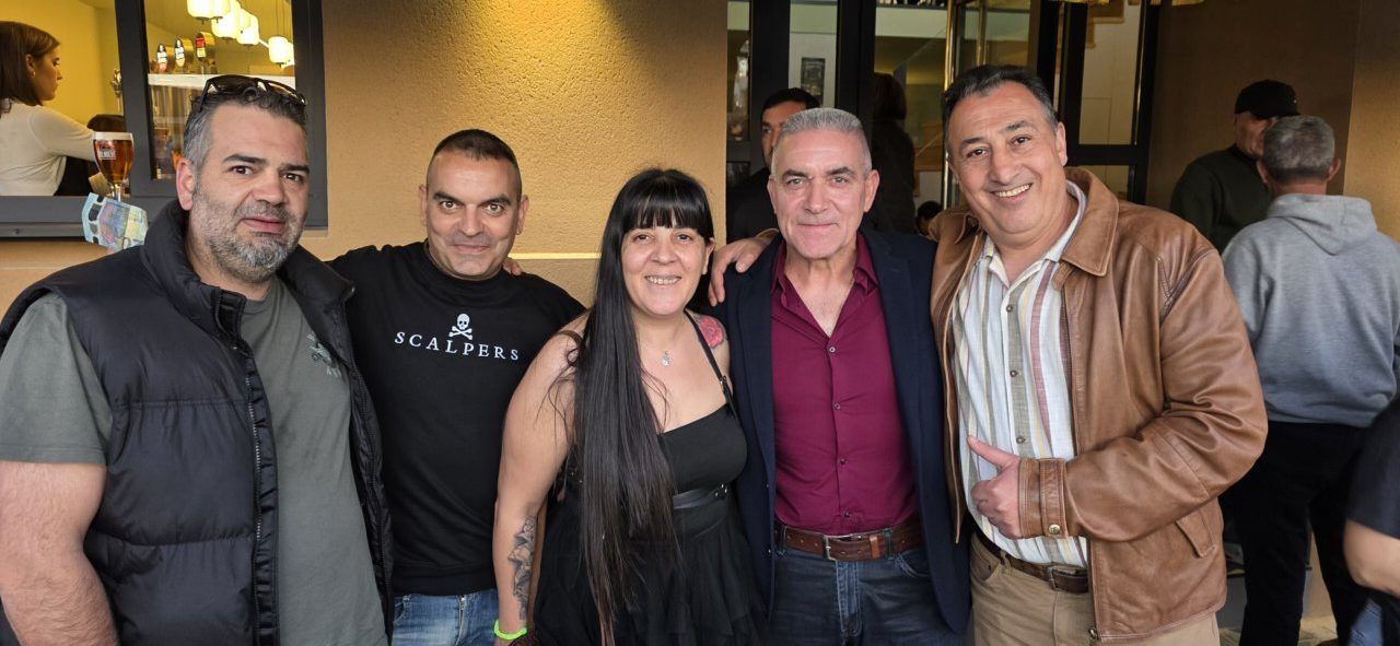 Grupo de personas en la inauguración del Bar Galápagos en Ponferrada