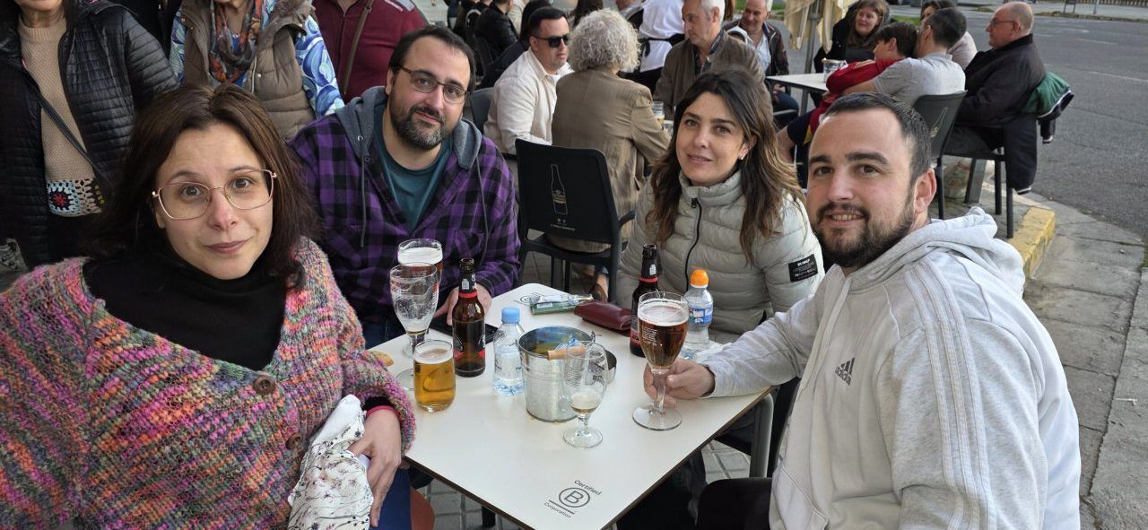 Grupo de amigos disfrutando en el Bar Galápagos en Ponferrada