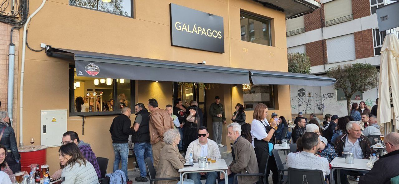 Exterior del Bar Galápagos en Ponferrada durante la inauguración