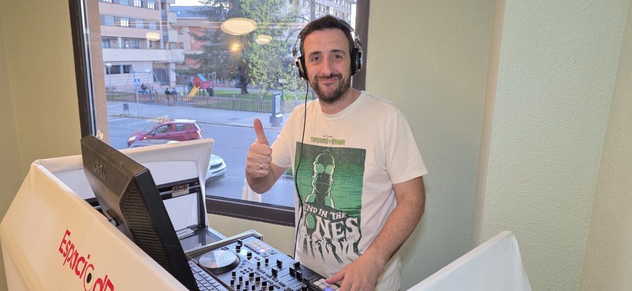 Hombre sonriente en la inauguración del Bar Galapagos en Ponferrada