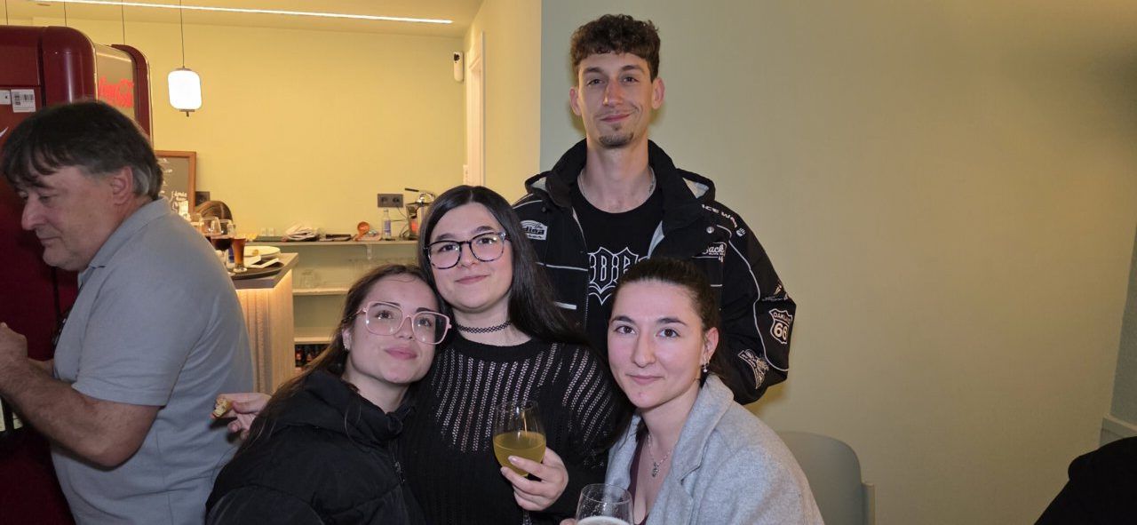 Grupo de personas en la inauguración del Bar Galápagos en Ponferrada