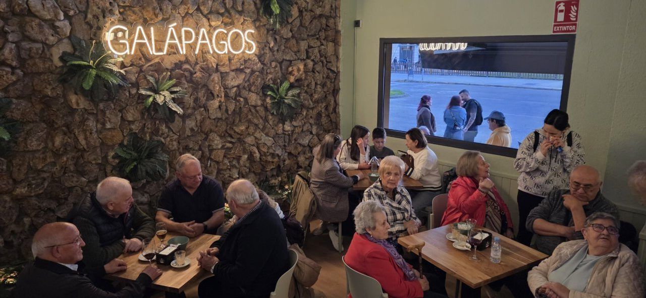 Interior del Bar Galápagos en Ponferrada con clientes conversando.