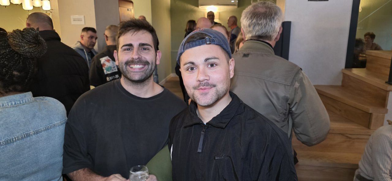 Dos hombres sonriendo en la inauguración del Bar Galápagos en Ponferrada