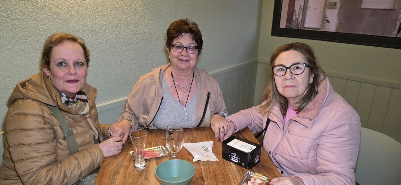 Tres mujeres sentadas en una mesa del Bar Galapagos en Ponferrada