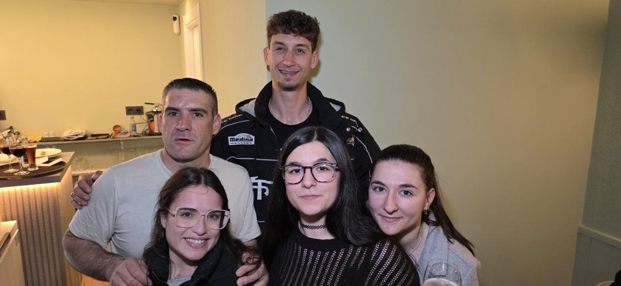Grupo de personas en la inauguración del Bar Galapagos en Ponferrada