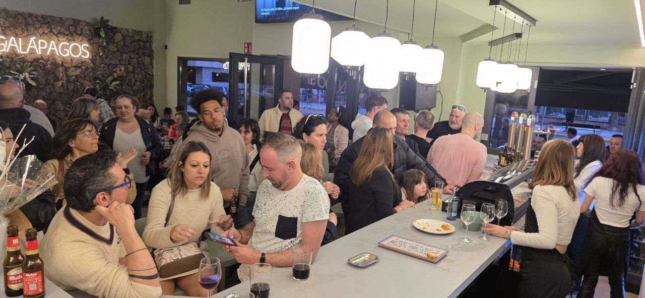 Inauguración del Bar Galápagos en Ponferrada con muchas personas en el interior.