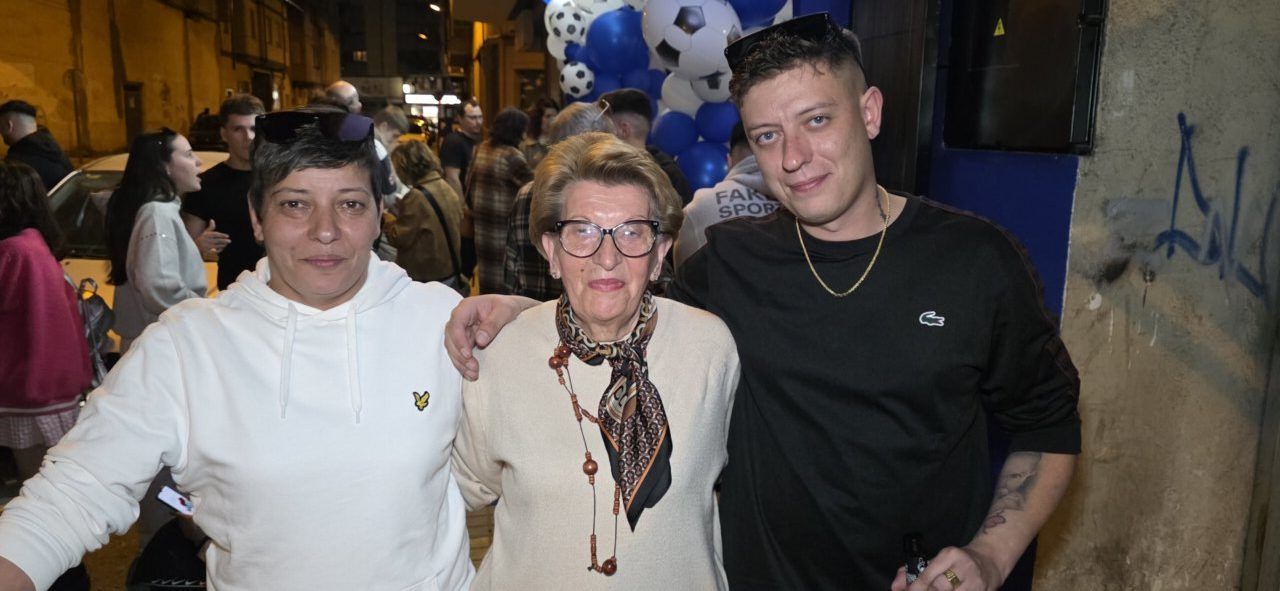 Inauguración del Bar Sueños en Ponferrada con varias personas sonriendo.