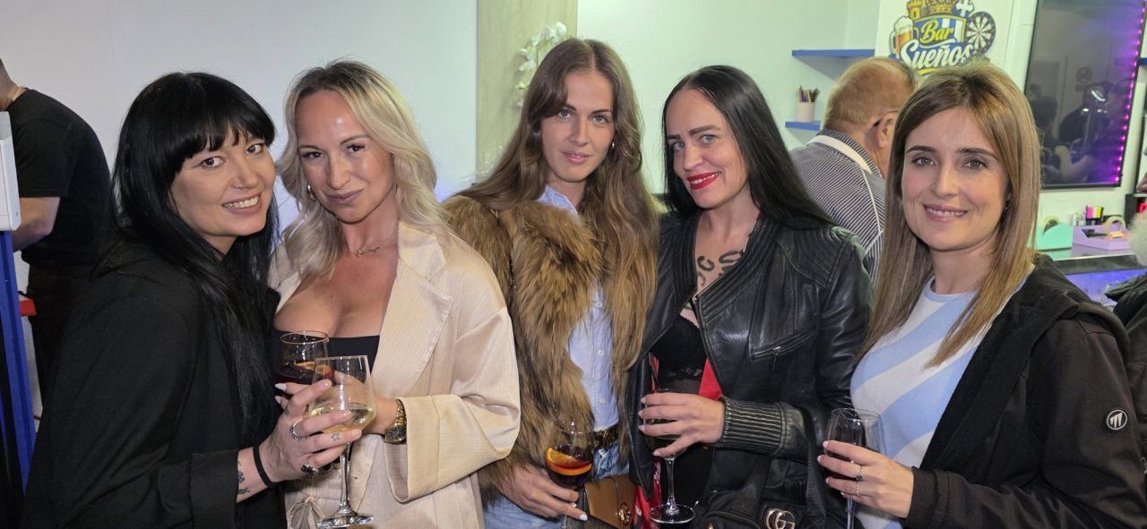 Grupo de mujeres celebrando en la inauguración del Bar Sueños en Ponferrada