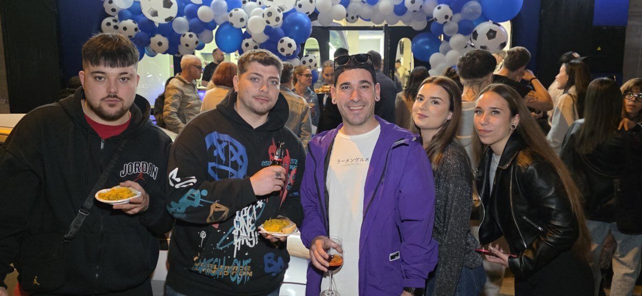 Grupo de personas disfrutando en la inauguración del Bar Sueños en Ponferrada