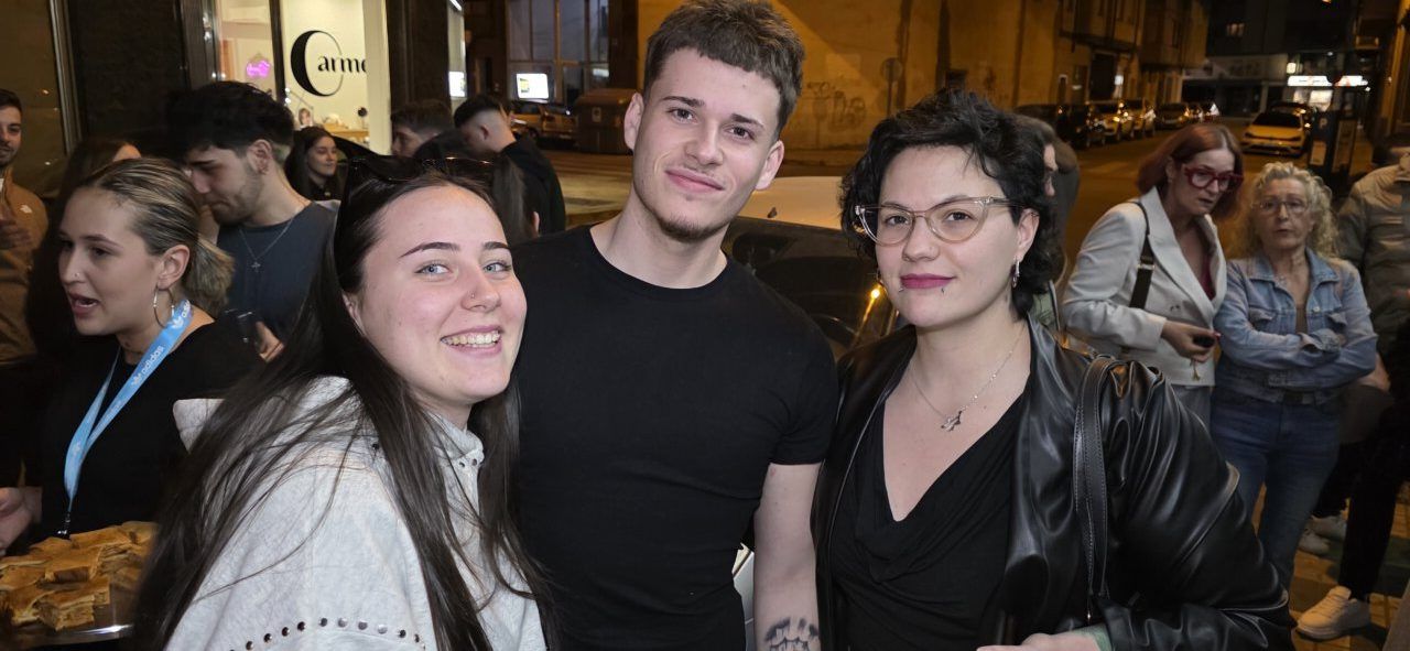 Personas sonrientes en la inauguración del Bar Sueños en Ponferrada