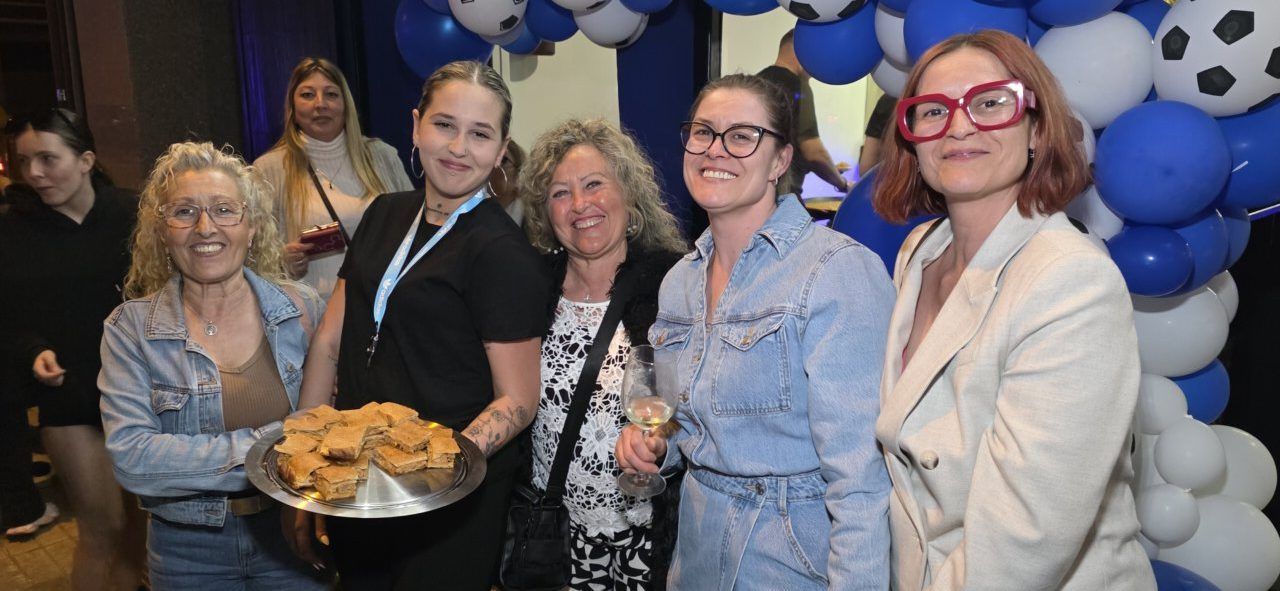 Grupo de personas en la inauguración del Bar Sueños en Ponferrada