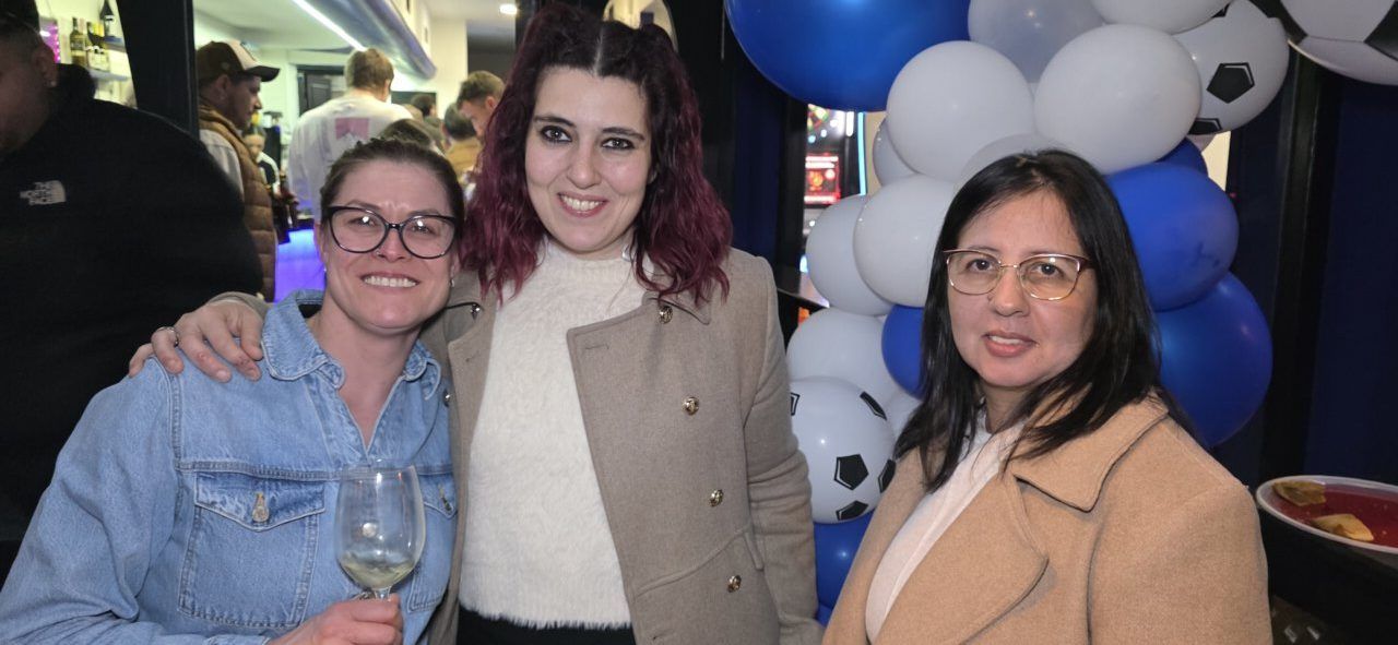 Tres mujeres sonrientes en la inauguración del Bar Sueños en Ponferrada