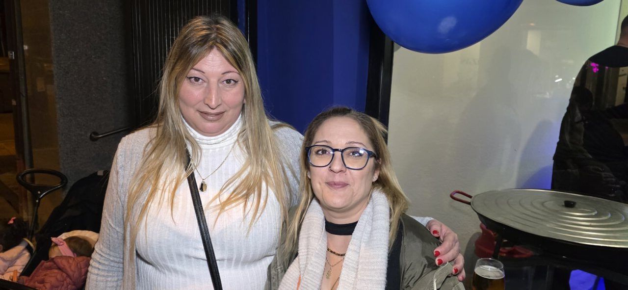 Dos mujeres sonrientes en la inauguración del Bar Sueños en Ponferrada
