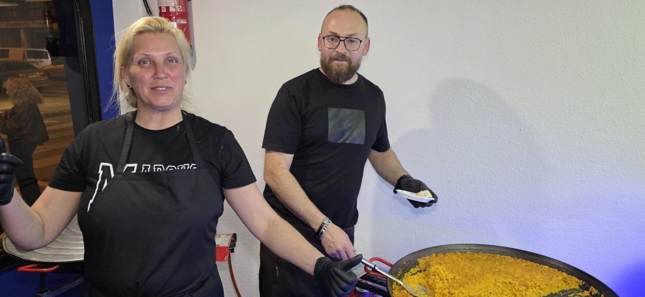 Inauguración del Bar Sueños en Ponferrada con comida y personas