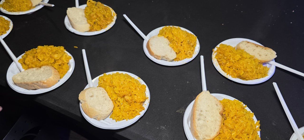 Platos con arroz y pan en la inauguración del Bar Sueños