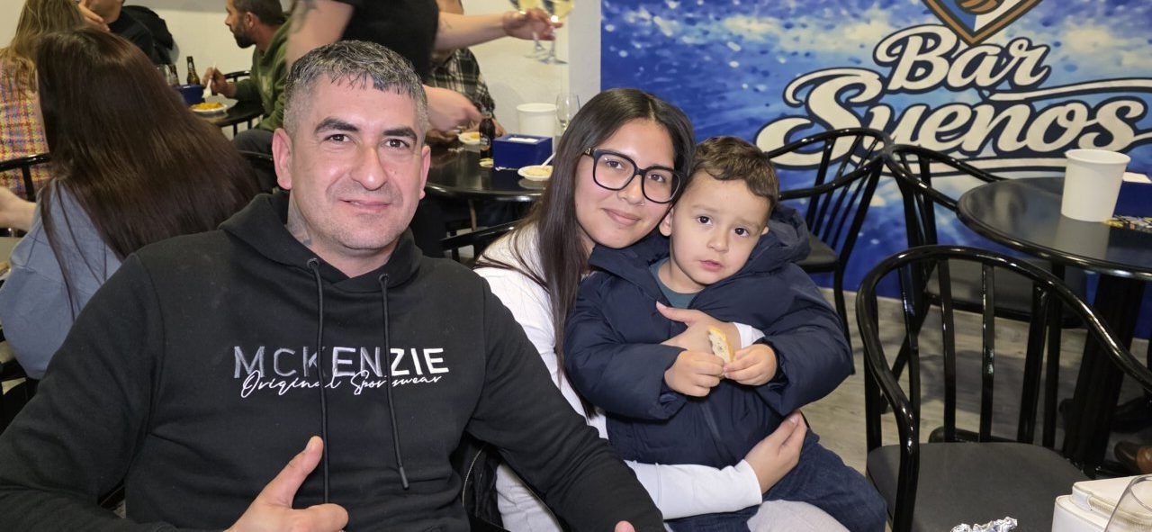 Familia disfrutando en la inauguración del Bar Sueños en Ponferrada