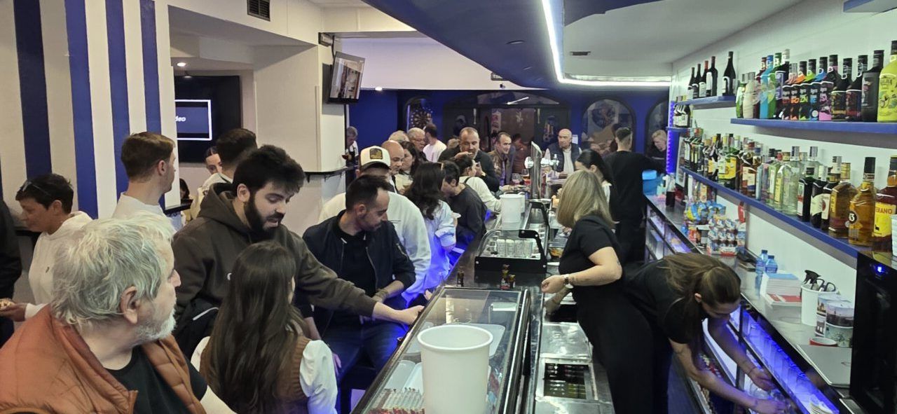 Inauguración del Bar Sueños en Ponferrada con mucha gente en el bar