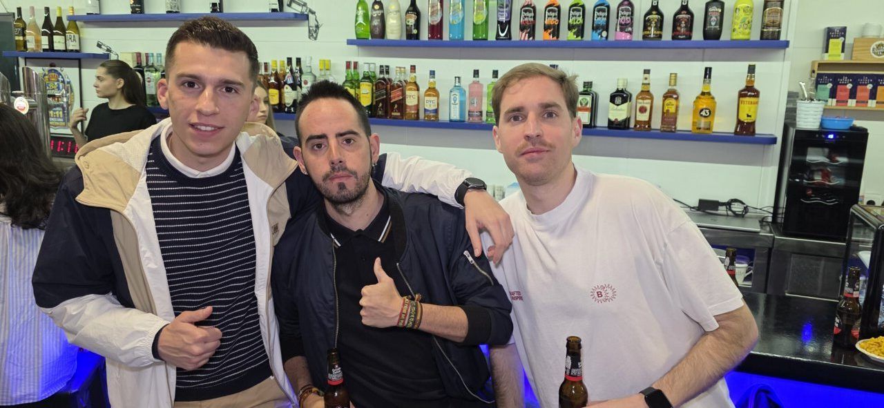 Tres amigos posando en el nuevo Bar Sueños en Ponferrada