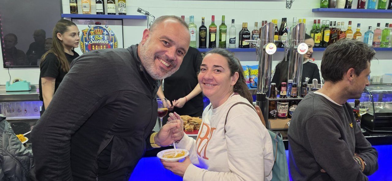 Personas sonriendo en la inauguración del Bar Sueños en Ponferrada