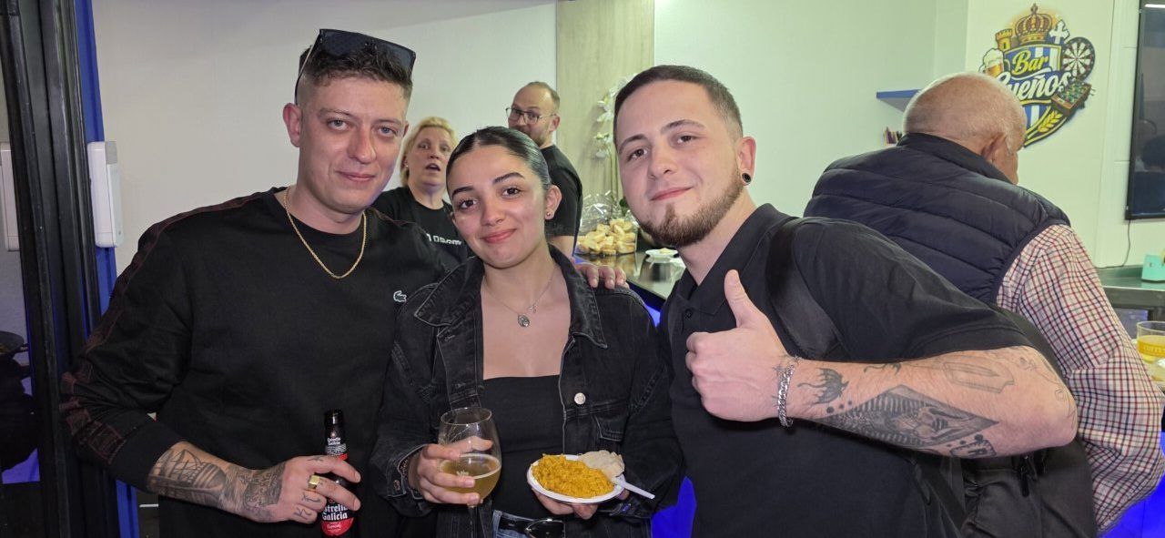 Grupo de personas disfrutando en la inauguración del Bar Sueños en Ponferrada