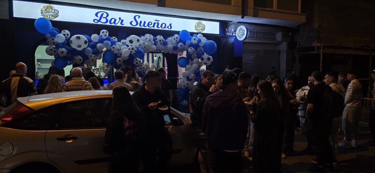 Inauguración del Bar Sueños en Ponferrada con muchas personas y globos