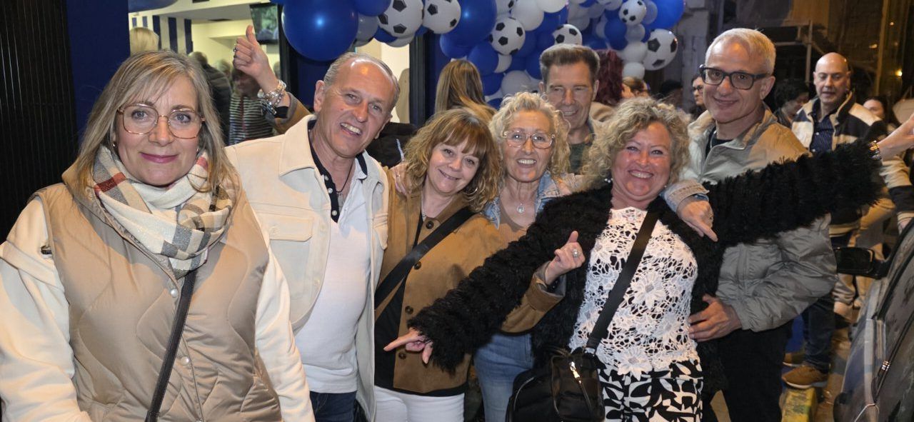 Grupo de personas celebrando en la inauguración del Bar Sueños en Ponferrada