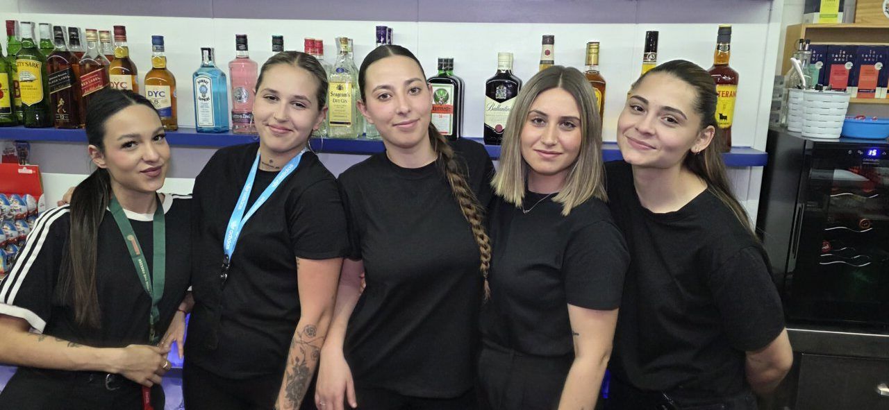 Grupo de cinco mujeres en el bar Sueños en Ponferrada