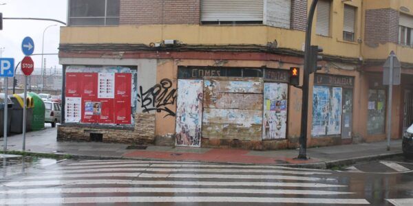 Edificio deteriorado en un barrio vulnerable de León con grafitis y carteles