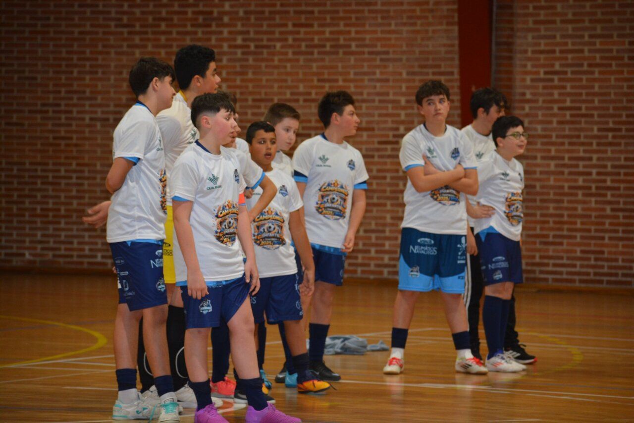 Jugadores del CD Ponfesala Infantil en un partido de fútbol sala