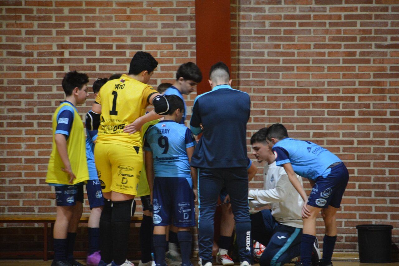Jugadores del CD Ponfesala Infantil en un momento de estrategia durante el partido