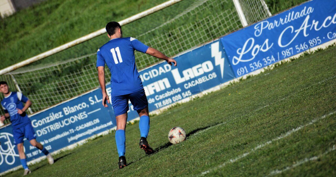 Jugador del Cacabelense en el partido contra Cuatrovientos