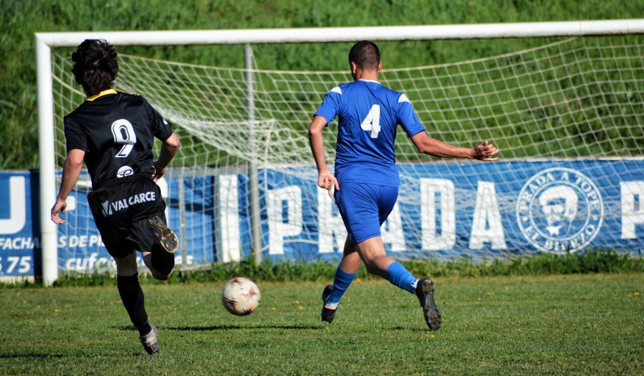 Jugadores del Cacabelense en un partido de fútbol contra Cuatrovientos