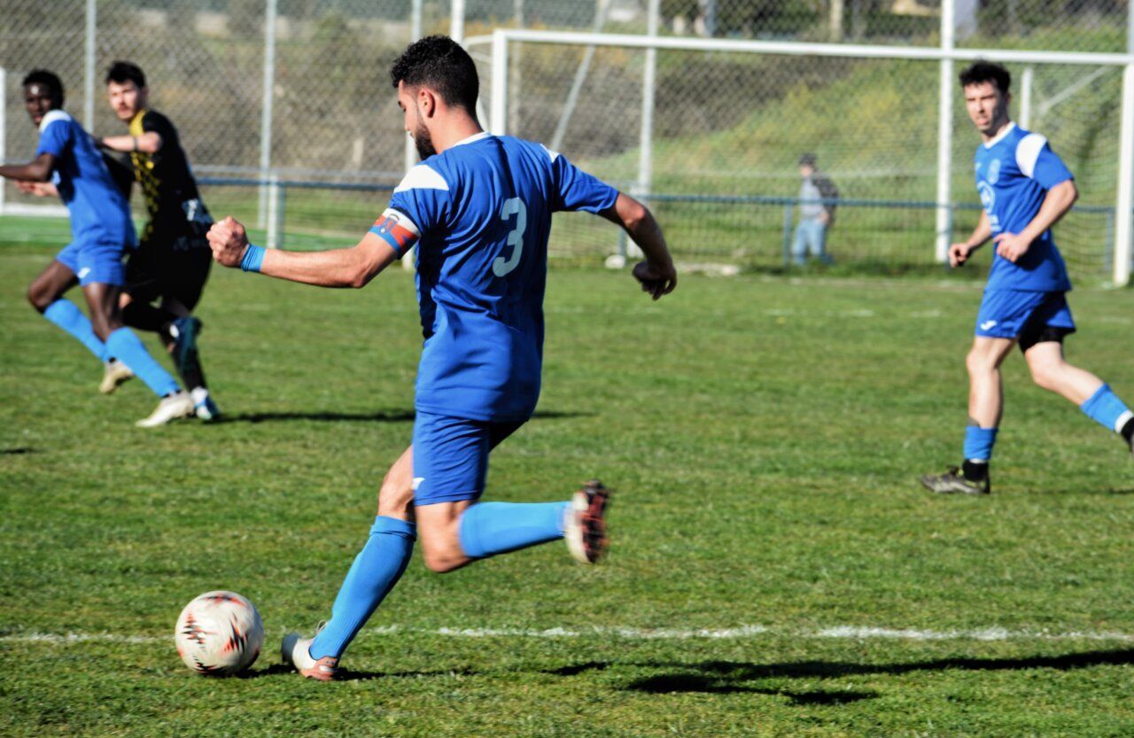 Jugador del Cacabelense en acción durante un partido de fútbol