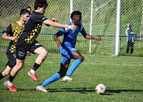 Jugadores del Cacabelense en un partido de fútbol contra el Cuatrovientos