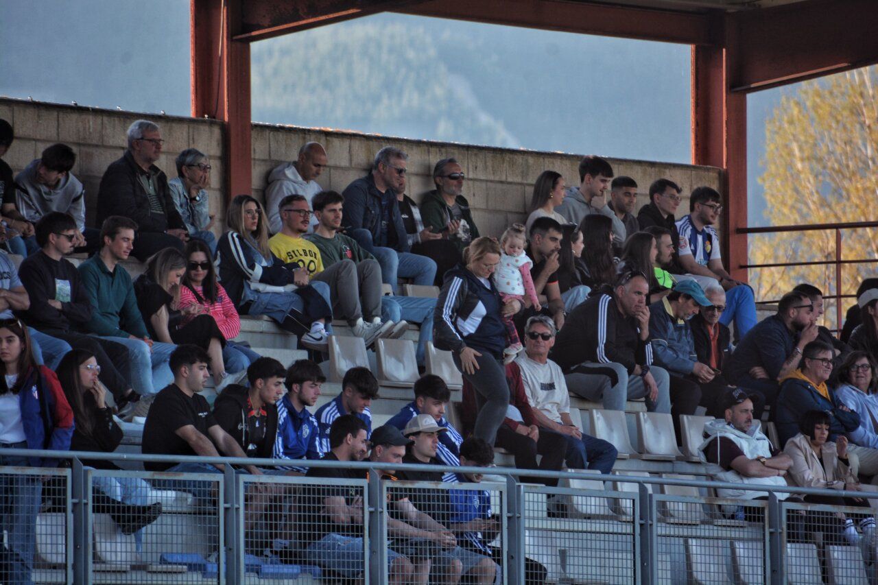 Aficionados en las gradas durante el partido del Cacabelense
