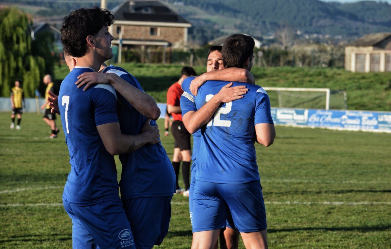 Jugadores del Cacabelense celebrando una victoria en el campo.