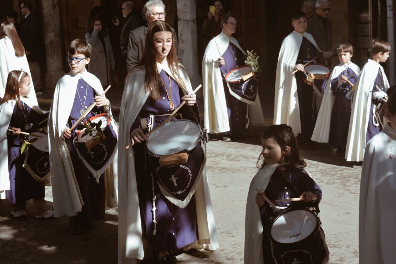 Participantes de la procesión del Domingo de Ramos en Cacabelos con tambores.