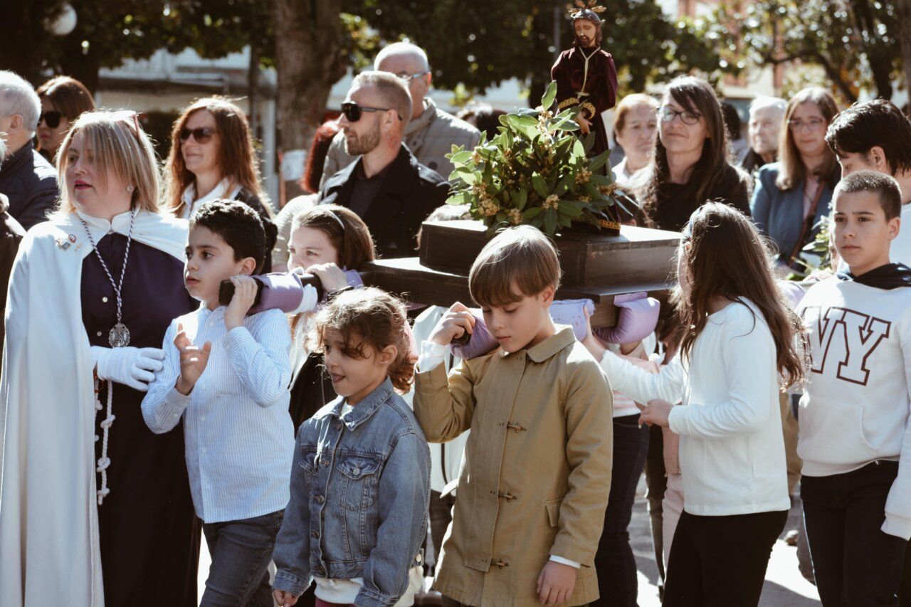 Niños y adultos participan en la procesión del Domingo de Ramos en Cacabelos