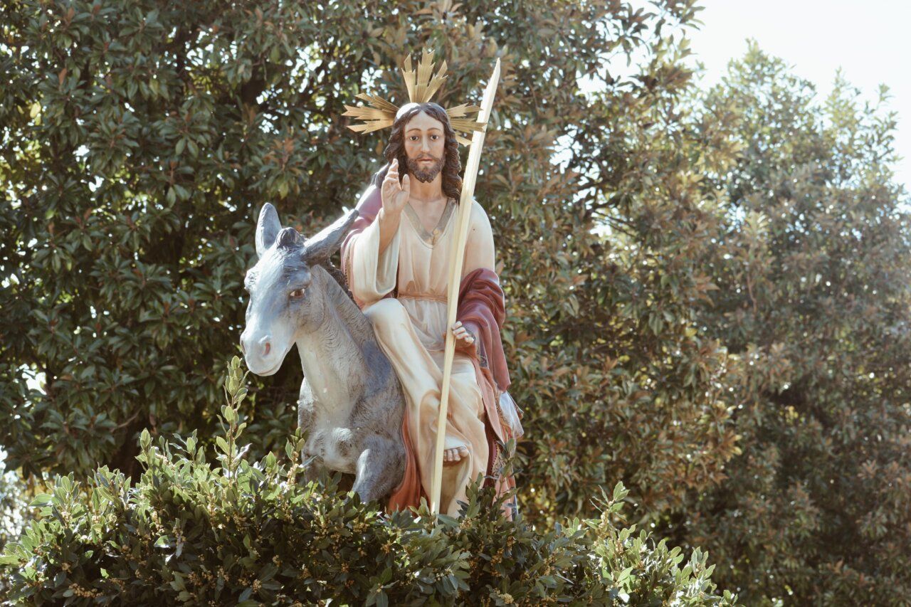 Estatua del Santo Cristo de la Plaza en la procesión de Domingo de Ramos en Cacabelos