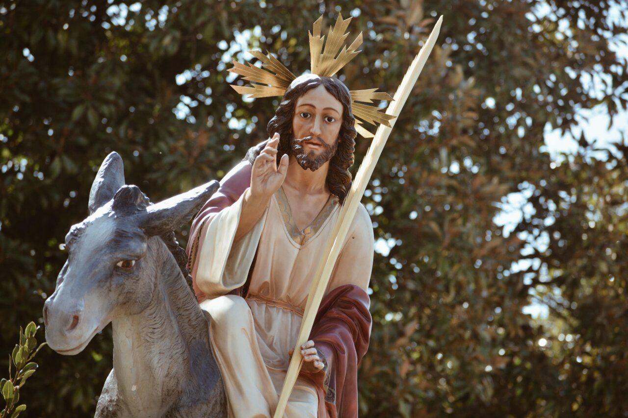 Estatua del Santo Cristo de la Plaza durante la procesión en Cacabelos