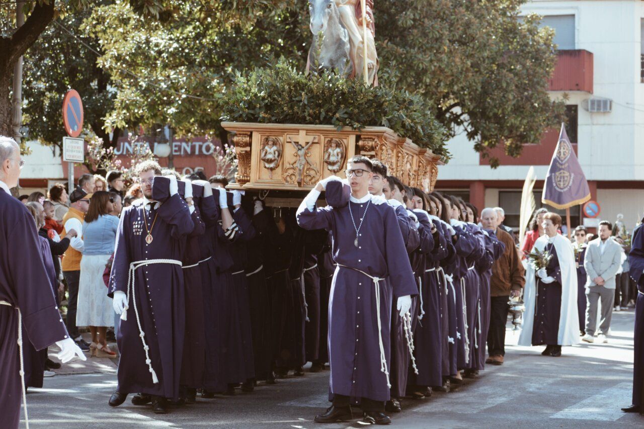 Procesión del Santo Cristo de la Plaza en Cacabelos durante Domingo de Ramos.