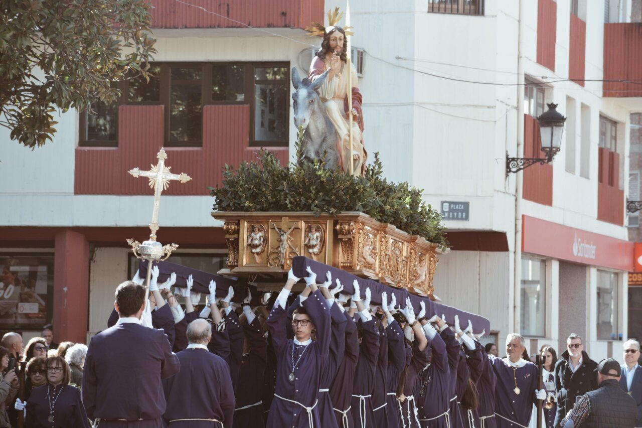 Procesión del Santo Cristo de la Plaza en Cacabelos durante Domingo de Ramos